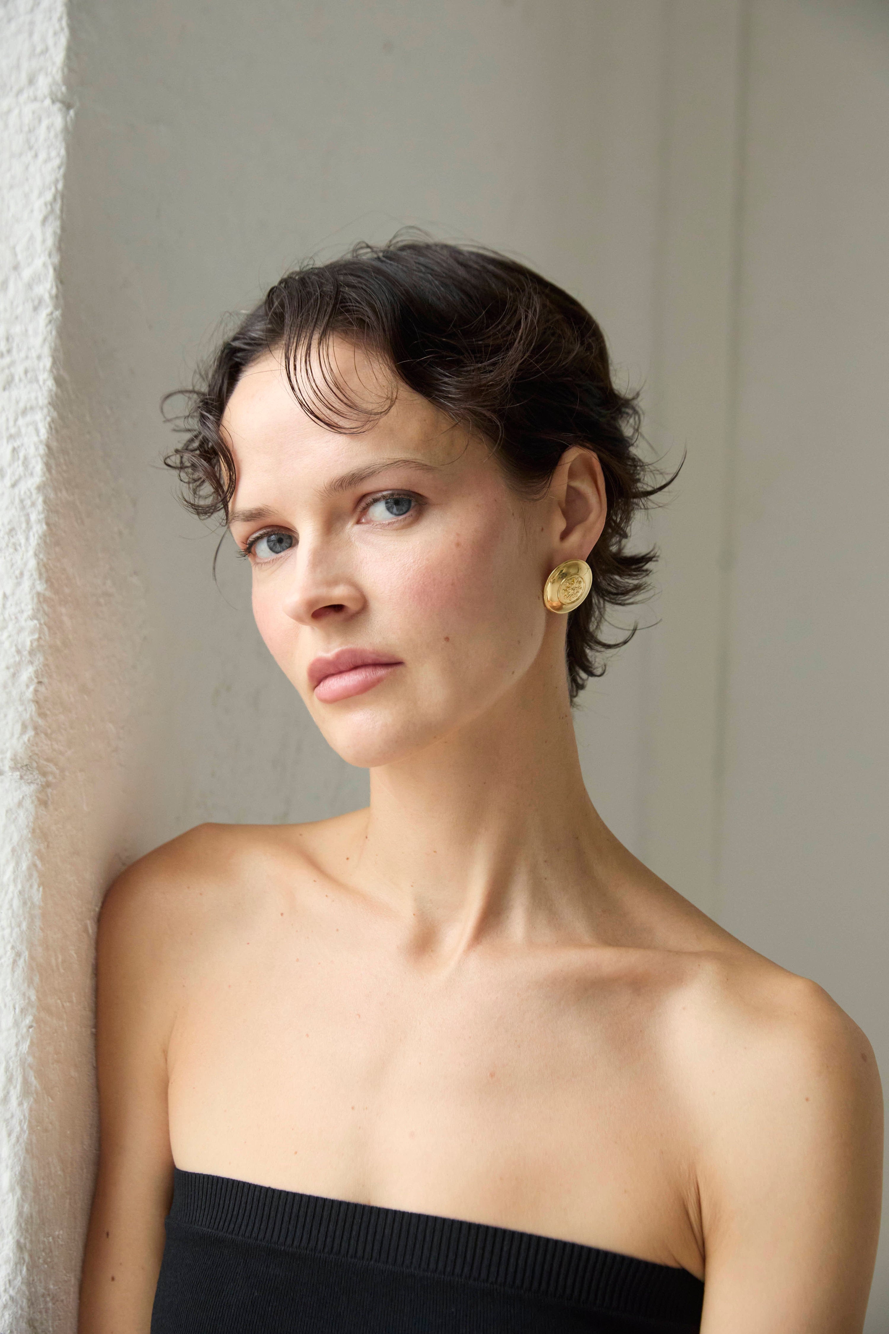 Model in Lita earrings 